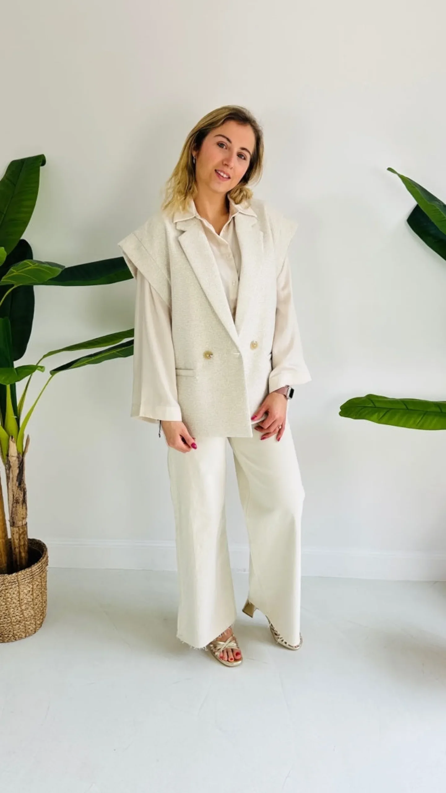 BRIDGET ECRU SLEEVELESS BLAZER