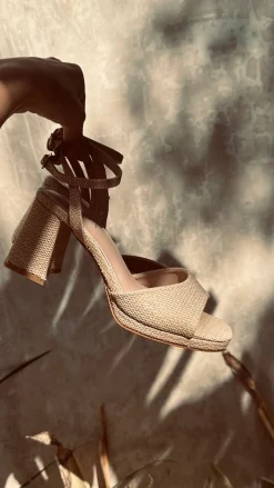 TE QUIERO BEIGE HEELS